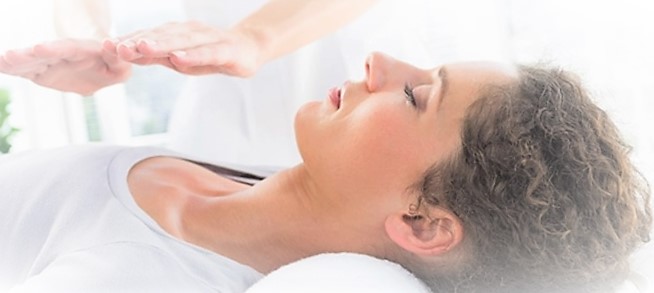 mujer practicando reiki